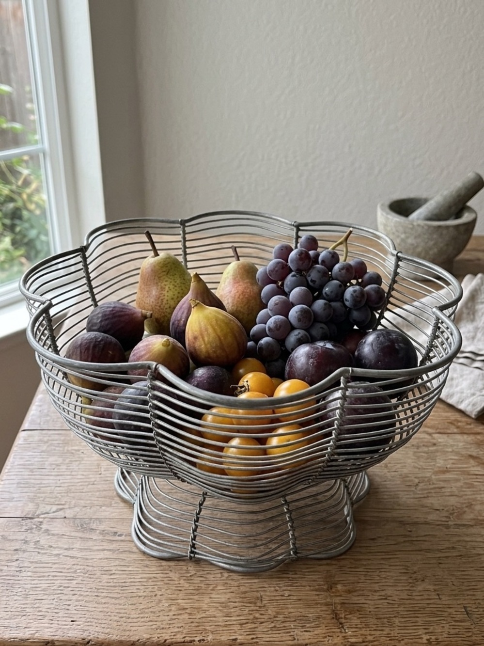 Vintage Metal Wire Fruit Basket Granny Kitchen Centerpiece Pedestal Bowl MCM
